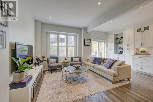 36 - 300 Ravineview Way, Oakville, ON - Indoor Photo Showing Living Room