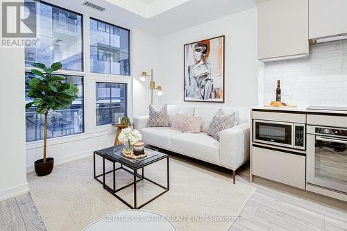 308 - 55 Mercer Street, Toronto, ON - Indoor Photo Showing Living Room