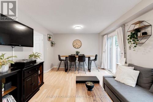 31 - 386 Highland Road W, Hamilton, ON - Indoor Photo Showing Living Room