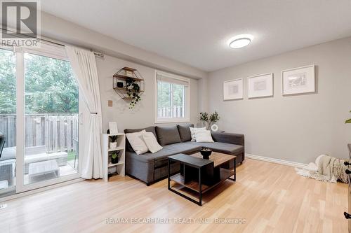 31 - 386 Highland Road W, Hamilton, ON - Indoor Photo Showing Living Room