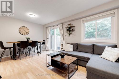 31 - 386 Highland Road W, Hamilton, ON - Indoor Photo Showing Living Room