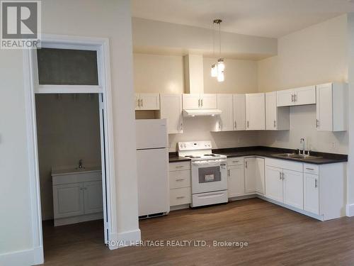 32 King Street E, Cavan Monaghan, ON - Indoor Photo Showing Kitchen