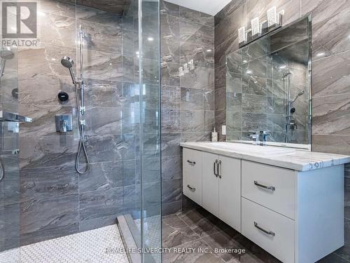 63 Poplar Street, Hamilton, ON - Indoor Photo Showing Bathroom