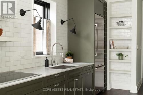 200 Argyle Street, Toronto, ON - Indoor Photo Showing Kitchen