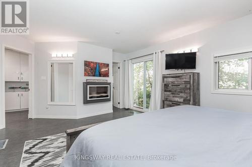 325 Balsam Chutes Road, Huntsville, ON - Indoor Photo Showing Bedroom