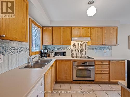 154 Millcliff Circle, Aurora, ON - Indoor Photo Showing Kitchen With Double Sink