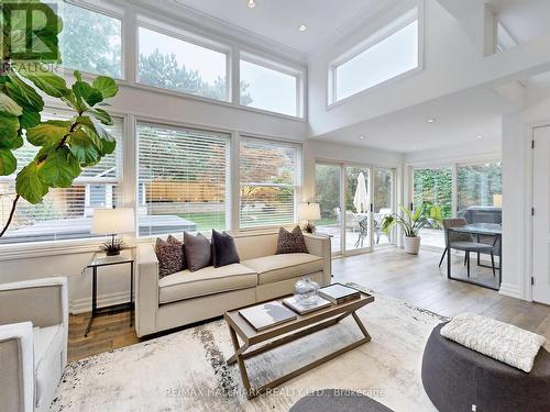 15 Lyme Regis Crescent, Toronto, ON - Indoor Photo Showing Living Room