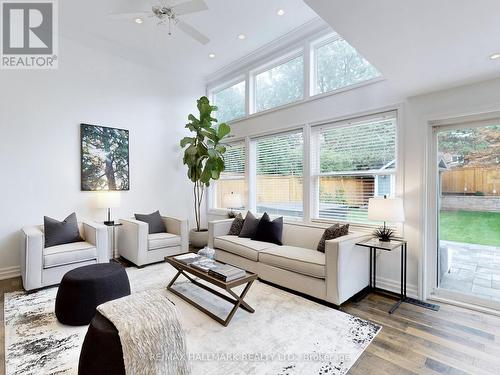 15 Lyme Regis Crescent, Toronto, ON - Indoor Photo Showing Living Room