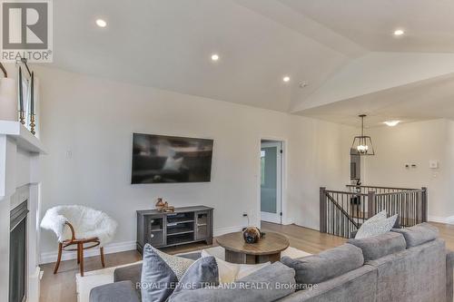 27 Keba Crescent, Tillsonburg, ON - Indoor Photo Showing Living Room