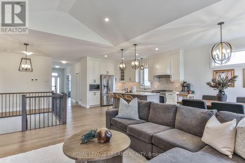 27 Keba Crescent, Tillsonburg, ON - Indoor Photo Showing Living Room