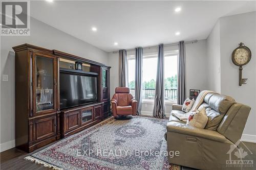 1136 Beckett Crescent, Ottawa, ON - Indoor Photo Showing Living Room