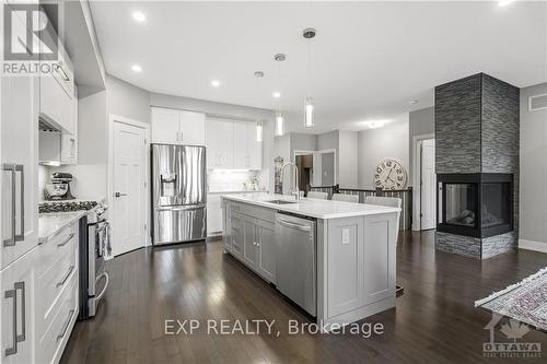 1136 Beckett Crescent, Ottawa, ON - Indoor Photo Showing Kitchen With Upgraded Kitchen