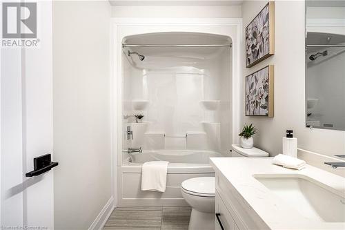 One-piece, low maintenance shower and tub - 71 Fernridge Common, St. Catharines, ON - Indoor Photo Showing Bathroom