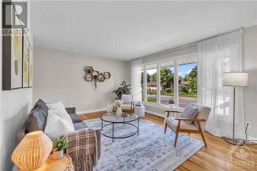 2134 Lambeth Walk, Ottawa, ON - Indoor Photo Showing Living Room