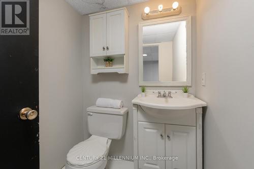 15 Hasting Square, Brampton, ON - Indoor Photo Showing Bathroom