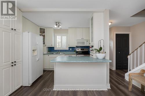 15 Hasting Square, Brampton, ON - Indoor Photo Showing Kitchen