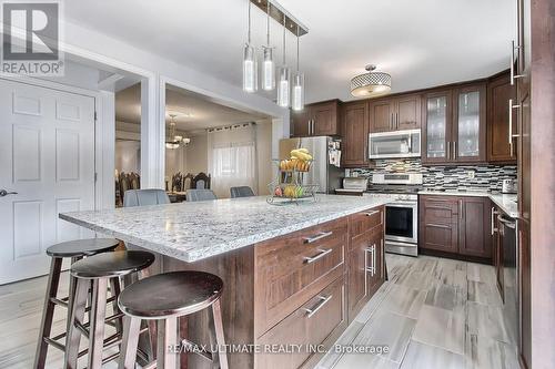 559 Avonwick Avenue, Mississauga, ON - Indoor Photo Showing Kitchen With Upgraded Kitchen