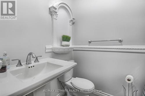 559 Avonwick Avenue, Mississauga, ON - Indoor Photo Showing Bathroom