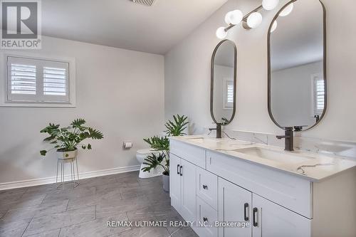 559 Avonwick Avenue, Mississauga, ON - Indoor Photo Showing Bathroom