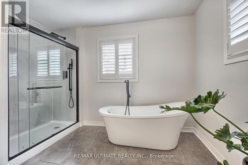 559 Avonwick Avenue, Mississauga, ON - Indoor Photo Showing Bathroom