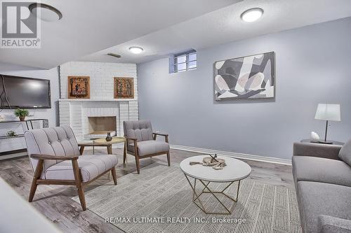 559 Avonwick Avenue, Mississauga, ON - Indoor Photo Showing Living Room