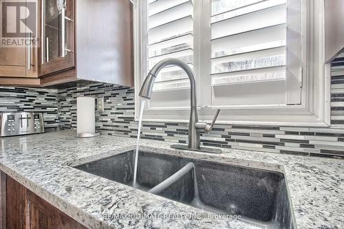 559 Avonwick Avenue, Mississauga, ON - Indoor Photo Showing Kitchen With Double Sink With Upgraded Kitchen