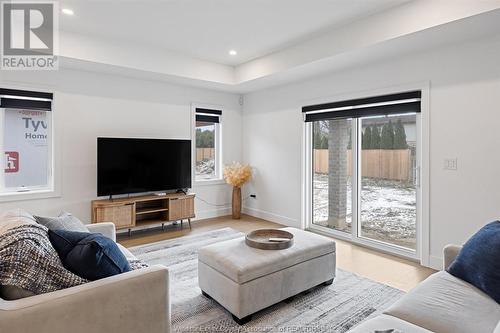 410 Jolly, Lasalle, ON - Indoor Photo Showing Living Room