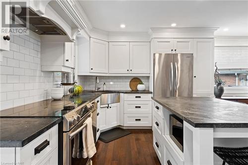 17 Pioneer Court, St. Catharines, ON - Indoor Photo Showing Kitchen With Upgraded Kitchen