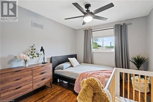 17 Pioneer Court, St. Catharines, ON - Indoor Photo Showing Bedroom