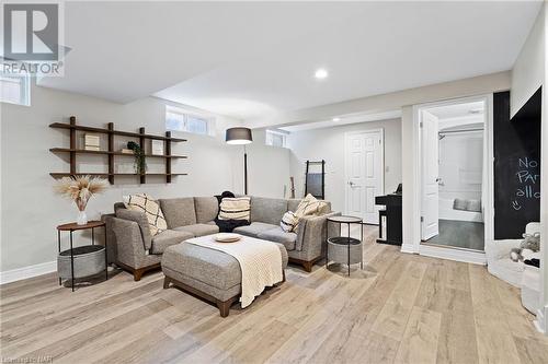 17 Pioneer Court, St. Catharines, ON - Indoor Photo Showing Living Room