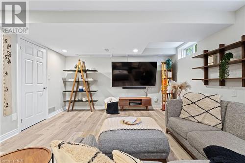 17 Pioneer Court, St. Catharines, ON - Indoor Photo Showing Living Room