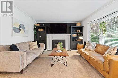 17 Pioneer Court, St. Catharines, ON - Indoor Photo Showing Living Room With Fireplace