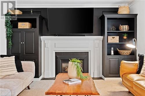 17 Pioneer Court, St. Catharines, ON - Indoor Photo Showing Living Room With Fireplace