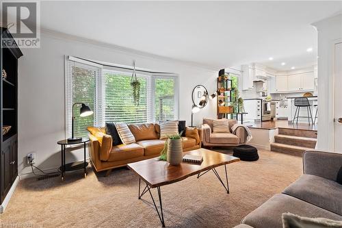 17 Pioneer Court, St. Catharines, ON - Indoor Photo Showing Living Room