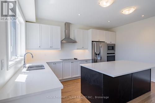 1211 Plymouth Drive, Oshawa, ON - Indoor Photo Showing Kitchen With Stainless Steel Kitchen With Double Sink With Upgraded Kitchen