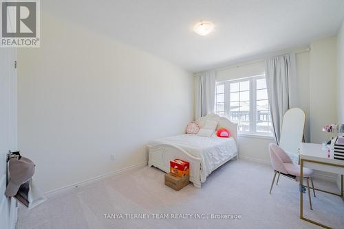 1211 Plymouth Drive, Oshawa, ON - Indoor Photo Showing Bedroom