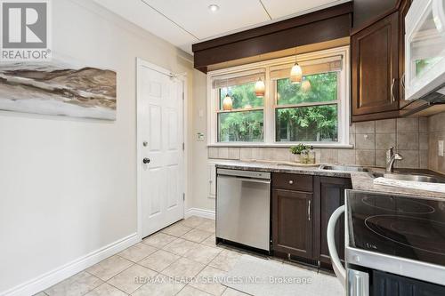 22 Crestview Avenue, Brampton, ON - Indoor Photo Showing Kitchen