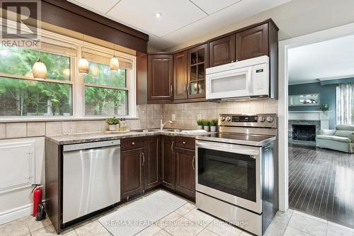 22 Crestview Avenue, Brampton, ON - Indoor Photo Showing Kitchen