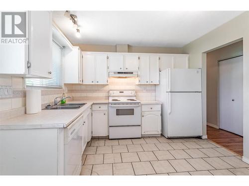 830 Cactus Road, Kelowna, BC - Indoor Photo Showing Kitchen With Double Sink