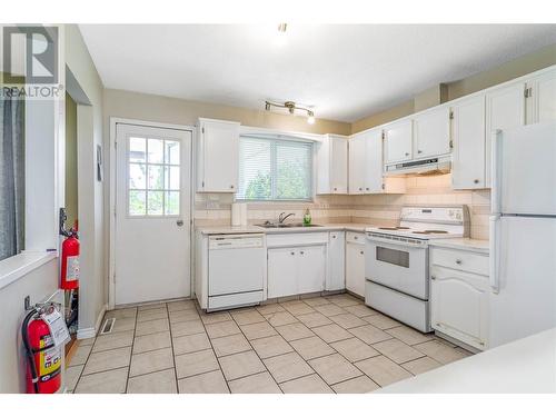 830 Cactus Road, Kelowna, BC - Indoor Photo Showing Kitchen