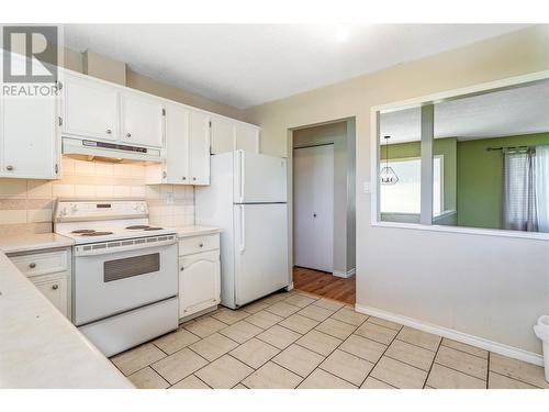 830 Cactus Road, Kelowna, BC - Indoor Photo Showing Kitchen