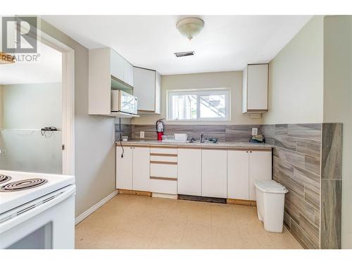 830 Cactus Road, Kelowna, BC - Indoor Photo Showing Kitchen