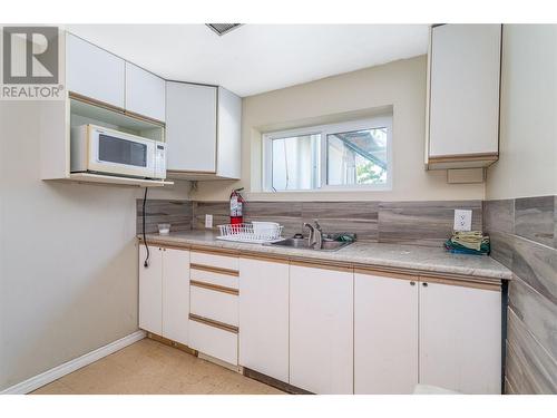 830 Cactus Road, Kelowna, BC - Indoor Photo Showing Kitchen