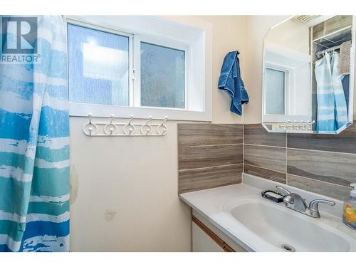 830 Cactus Road, Kelowna, BC - Indoor Photo Showing Bathroom