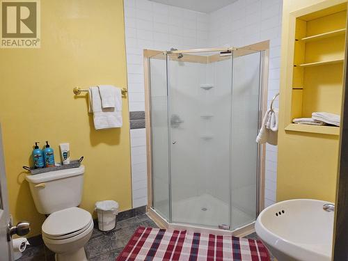 88 1St  Nw Avenue, Nakusp, BC - Indoor Photo Showing Bathroom