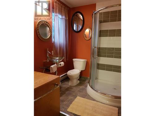 88 1St  Nw Avenue, Nakusp, BC - Indoor Photo Showing Bathroom