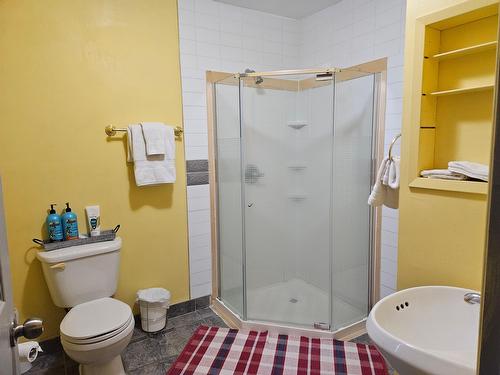 88 1St Avenue Nw, Nakusp, BC - Indoor Photo Showing Bathroom