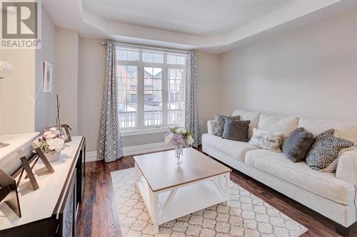 17 Rosena Lane, Uxbridge, ON - Indoor Photo Showing Living Room