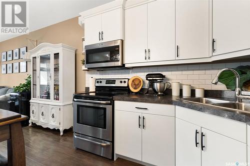 4142 Green Apple Drive E, Regina, SK - Indoor Photo Showing Kitchen With Double Sink