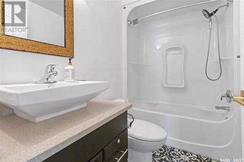 403 303 5Th Avenue N, Saskatoon, SK - Indoor Photo Showing Bathroom